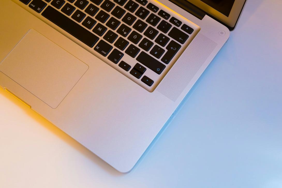 Laptop som står på en hvit overflate